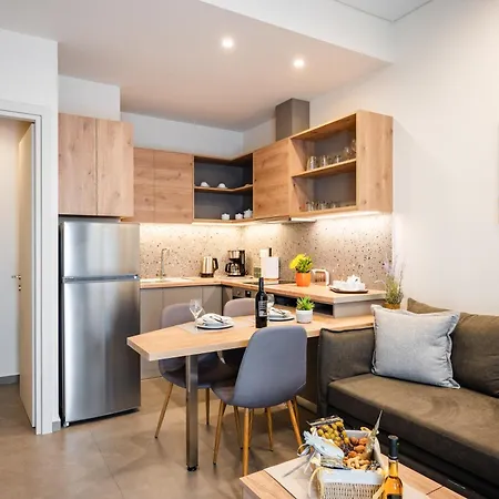 Clio - Newly Renovated With Parking Apartment *