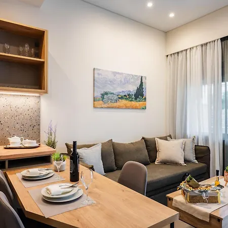 Clio - Newly Renovated With Parking *