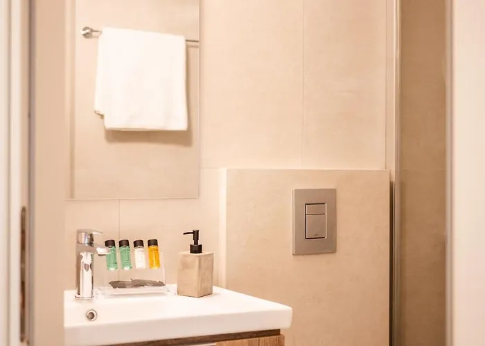 Clio - Newly Renovated With Parking